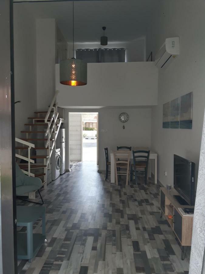 Kermia Beach Apartment Larnaca Esterno foto
